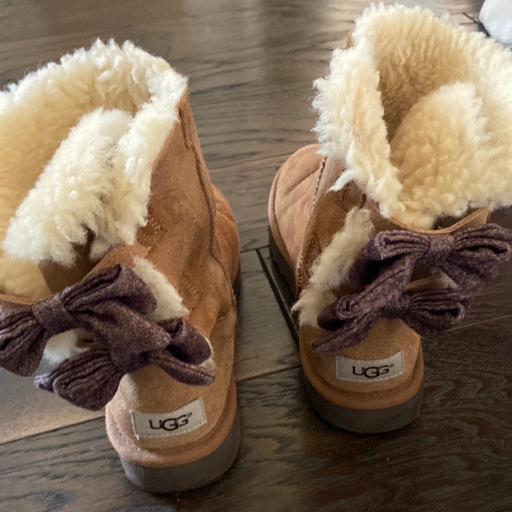 bailey bow uggs good condition